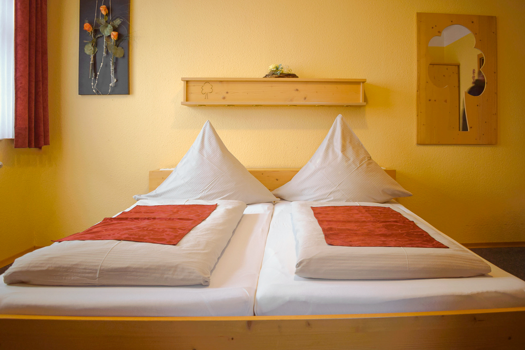 Gästezimmer in Stetten am kalten Markt buchen. Doppelbett.